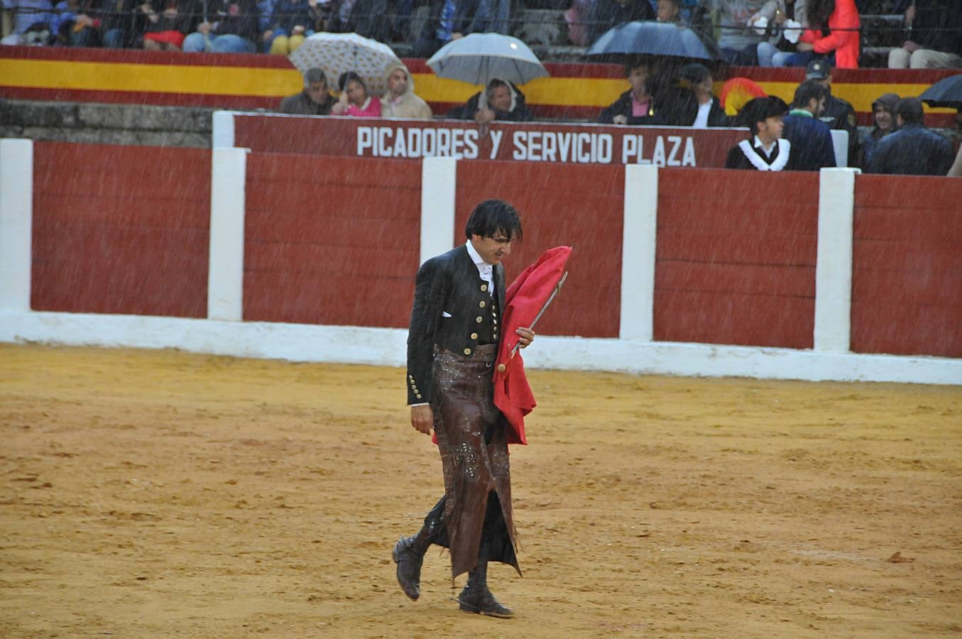 Chaparrón de orejas en Plasencia en una tarde de rejones pasada por agua