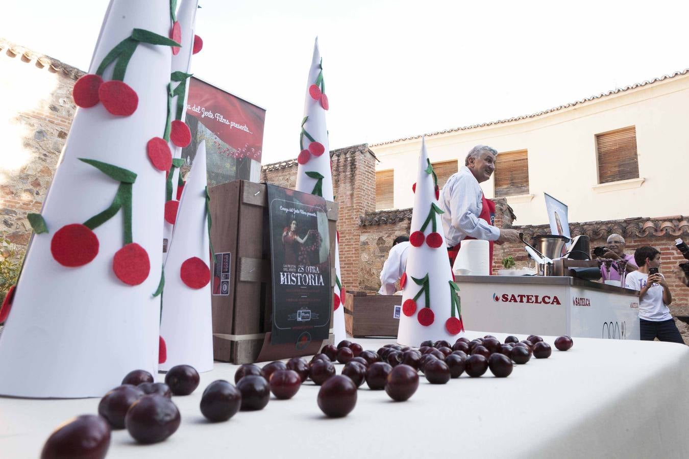 Fernando Romay cocina con cerezas del Jerte en Cáceres