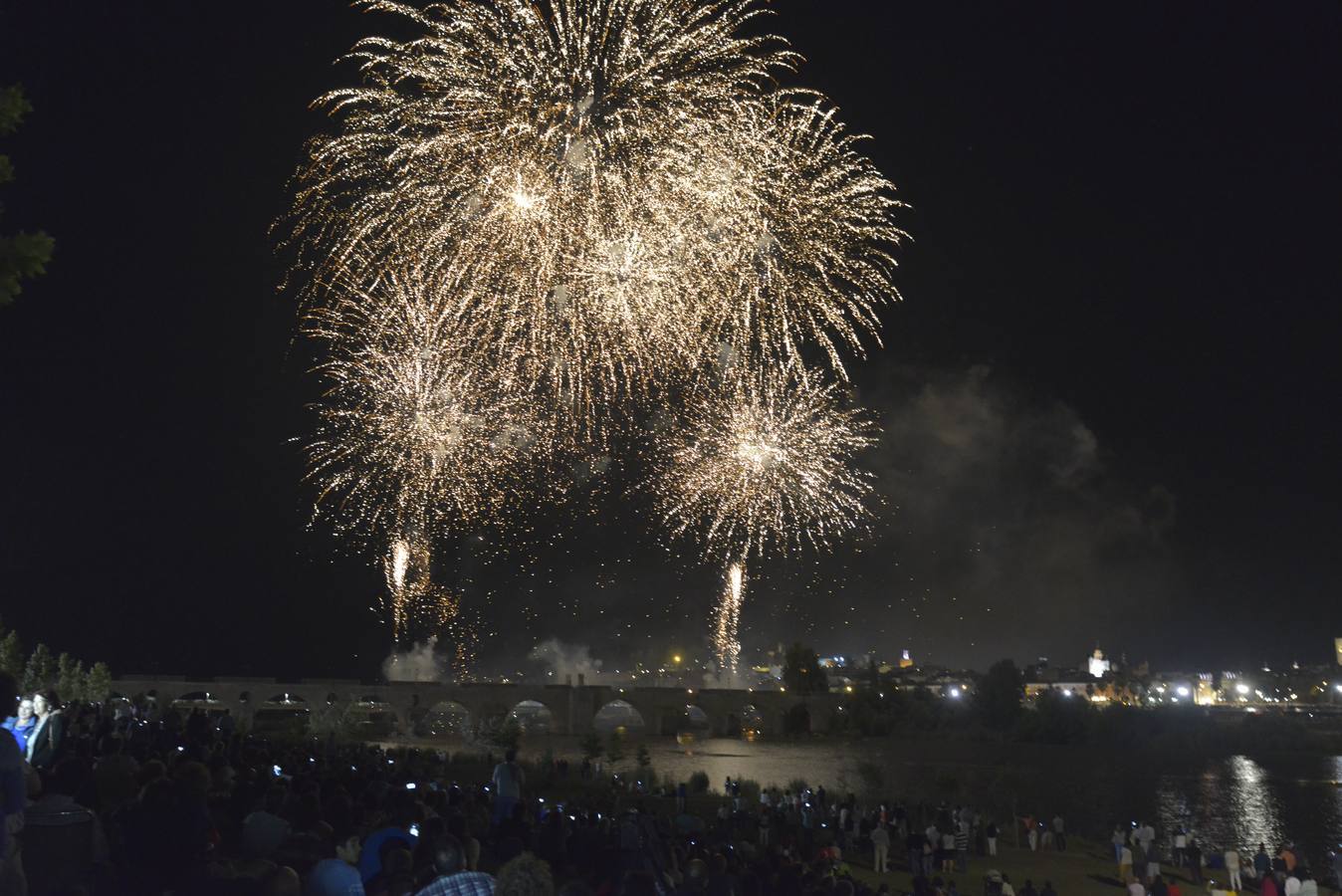 Martes, 23 de junio: En la noche de San Juan, miles de pacenses disfrutaron desde el nuevo parque de la margen derecha, del espectáculo que ofrecieron los fuegos artificiales lanzados desde el Puente de Palmas: J. V. Arnelas.