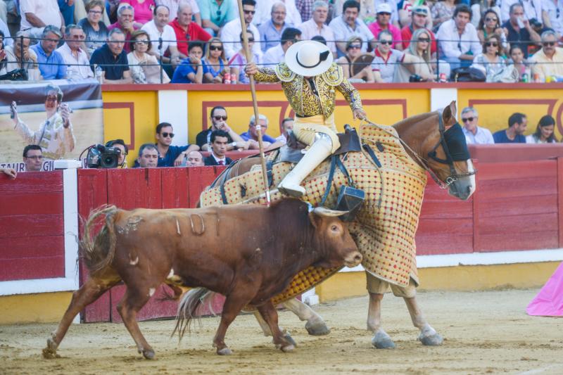 Orejas de peso en una difícil novillada de Fernando Peña en el coso de Pardaleras