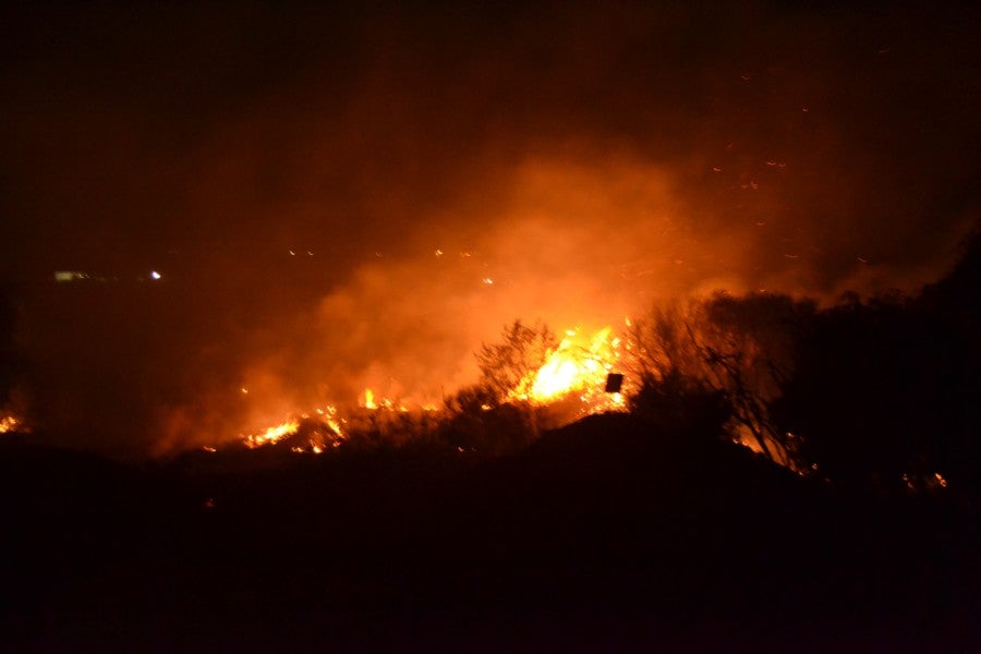 Un incendio obliga a cortar la pista que une Arroyo de San Serván con Calamonte