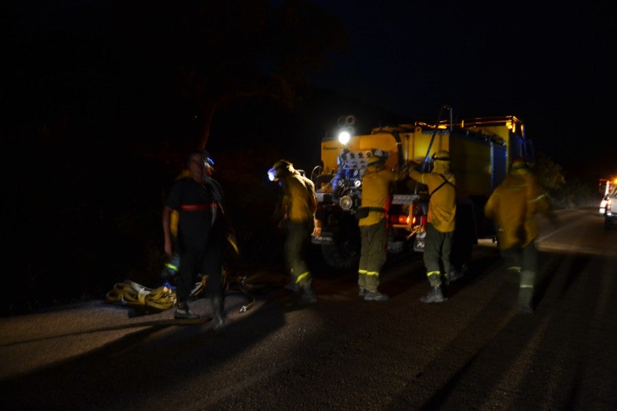 Un incendio obliga a cortar la pista que une Arroyo de San Serván con Calamonte