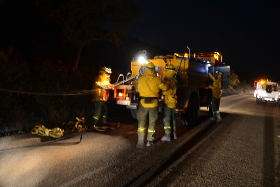 Un incendio obliga a cortar la pista que une Arroyo de San Serván con Calamonte