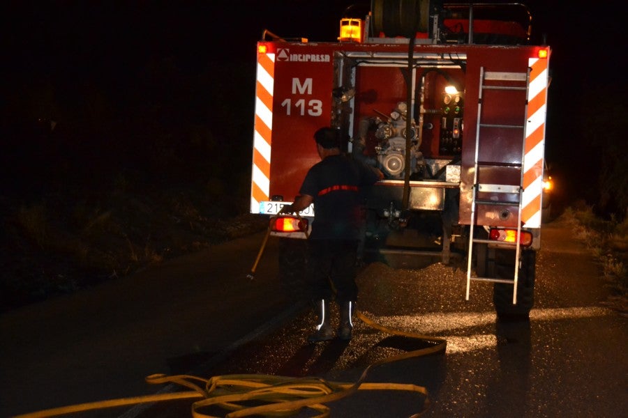 Un incendio obliga a cortar la pista que une Arroyo de San Serván con Calamonte