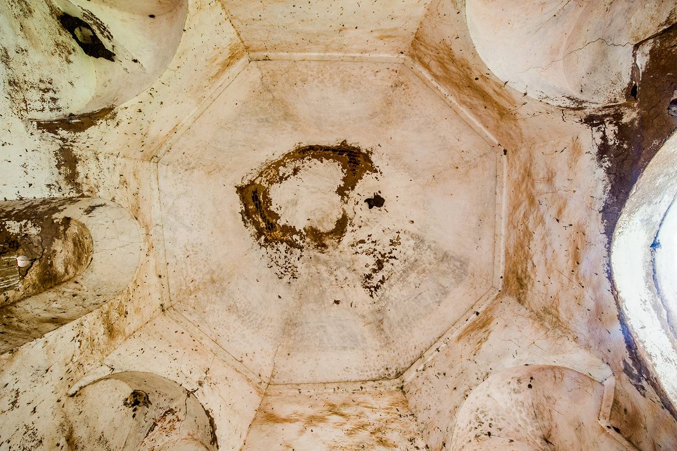 Bóveda esquifada sobre trompas de arista