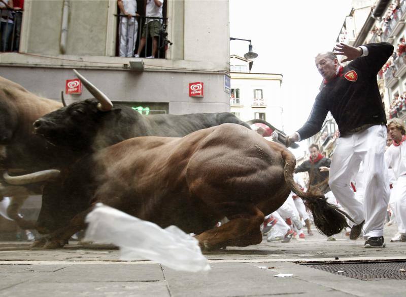 Un toro resbala en las calles de Pamplona.