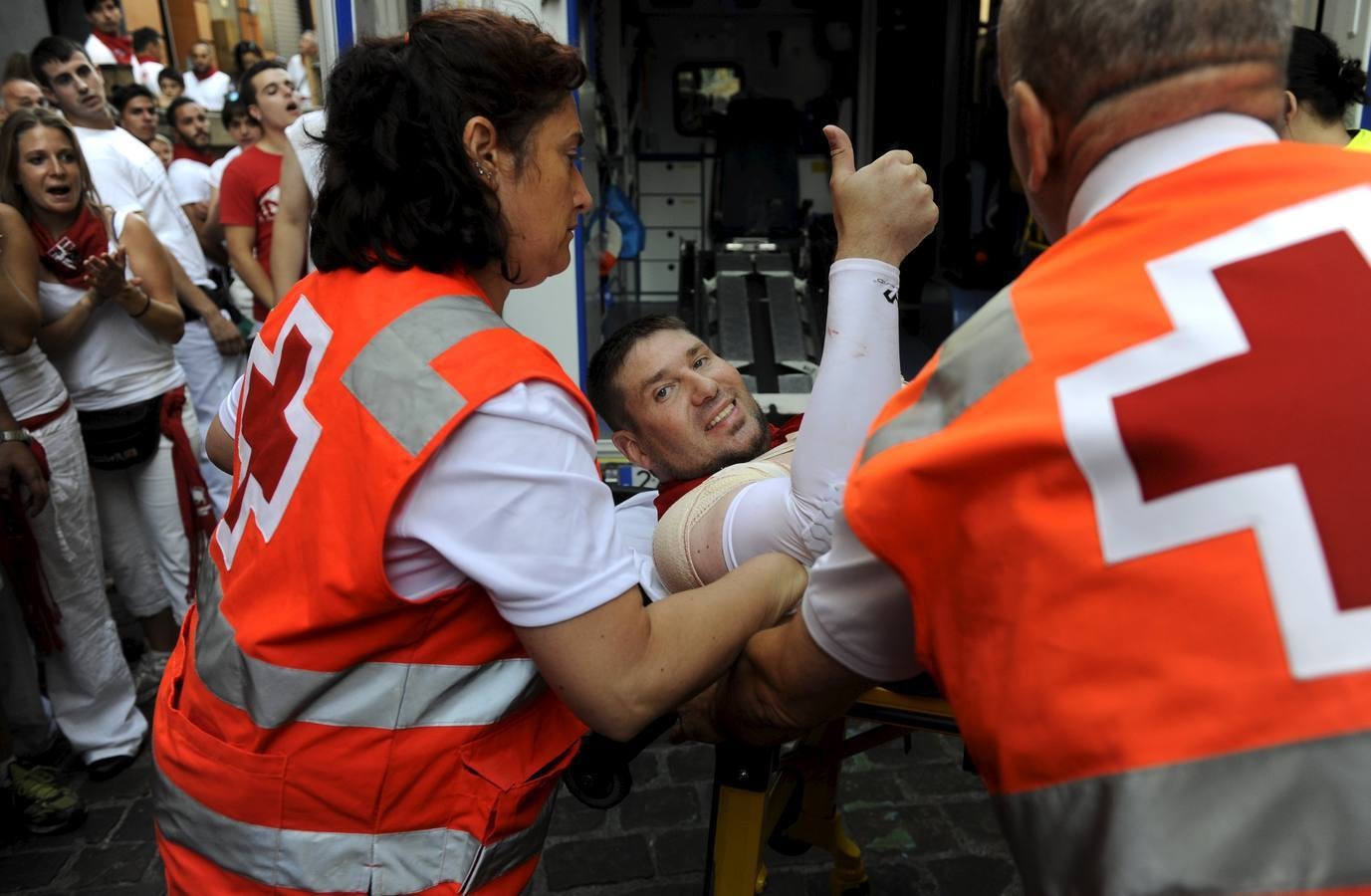 Martes, 7 de julio: La ganadería de Jandilla se ceba con los estadounidenses en el primer encierro de los San Fermines. Fotografías: Agencias.