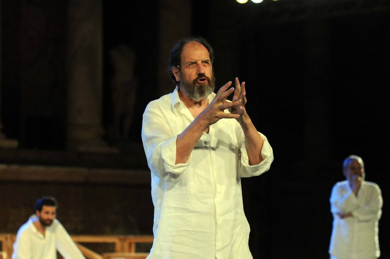 Miércoles, 8 de julio: Sócrates. Juicio y muerte de un ciudadano' se estrenó en el Teatro Romano de la capital extremeña en lo que supone el segundo estreno absoluto de la 61 edición Festival de Teatro Clásico de Mérida, tras 'Medea' la semana pasada. Fotografía: Brígido Fernández