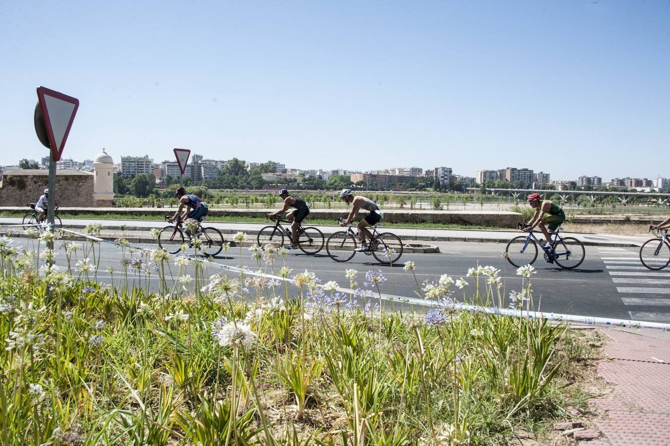 Domingo, 12 de julio: La capital pacense acogió el XII Triatlón 'Puerta Palmas'. 180 triatletas compitieron por tierra, sobre dos ruedas y en el Guadiana. Fotografía: Pakopí