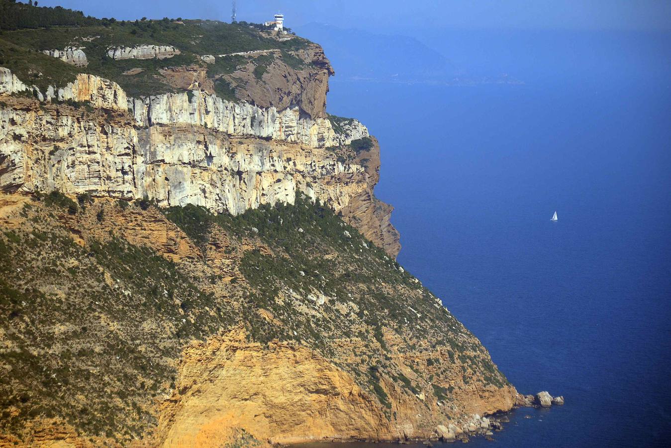 El Mar Mediterráneo y el Cabo Canaille en Cassis, cerca de Marsella