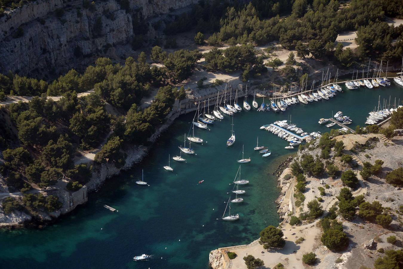 barcos en el Calanque de Port Miou en Cassis, cerca de Marsella