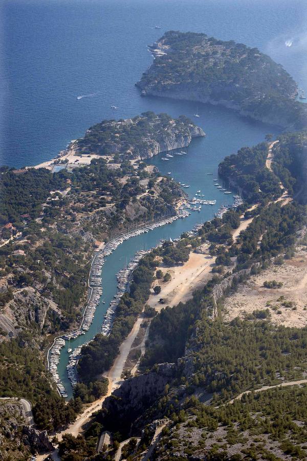 Barcos en el Calanque de Port Miou en Cassis, cerca de Marsella