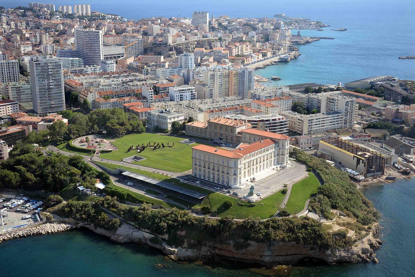 Una vista aérea del mar Mediterráneo y el Palais du Pharo