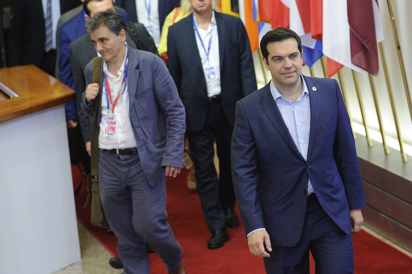 Lunes, 13 de junio. Tsipras defendió el acuerdo, aseguró que permitirá salvaguardar la "estabilidad financiera" y manifestó su esperanza de que algunas de las medidas pactadas, como el paquete de inversiones, la renegociación de la deuda, o el punto final al debate sobre la salida del euro, ayuden a calmar a los inversores y a contrarrestar las medidas recesivas que incluye el programa Fotografías: Agencias