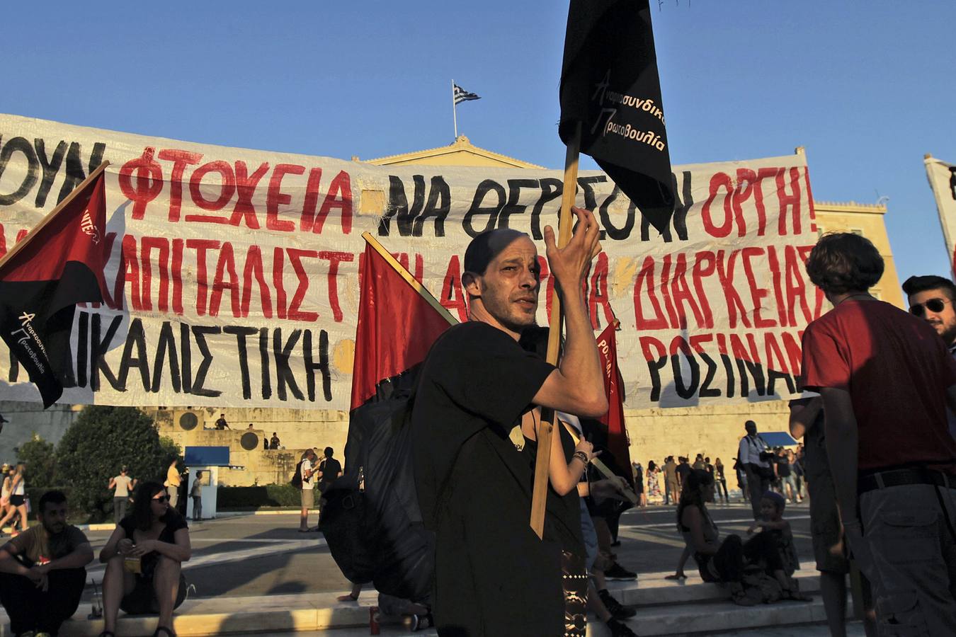 Lunes, 13 de junio. Tsipras defendió el acuerdo, aseguró que permitirá salvaguardar la "estabilidad financiera" y manifestó su esperanza de que algunas de las medidas pactadas, como el paquete de inversiones, la renegociación de la deuda, o el punto final al debate sobre la salida del euro, ayuden a calmar a los inversores y a contrarrestar las medidas recesivas que incluye el programa Fotografías: Agencias