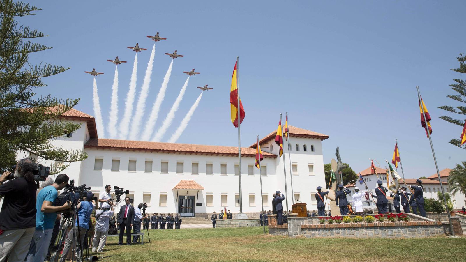 Martes, 14 de julio: Los reyes de España Don Felipe y Doña Letizia, el ministro de defensa Pedro Morenes, estuvieron en el acto de entrega de los despachos a los nuevos oficiales del Ejército del Aire en San Javier (Murcia). Fotografía: Marcial Guillén