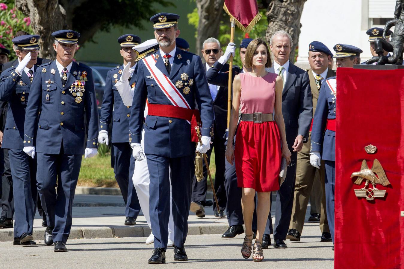 Martes, 14 de julio: Los reyes de España Don Felipe y Doña Letizia, el ministro de defensa Pedro Morenes, estuvieron en el acto de entrega de los despachos a los nuevos oficiales del Ejército del Aire en San Javier (Murcia). Fotografía: Marcial Guillén