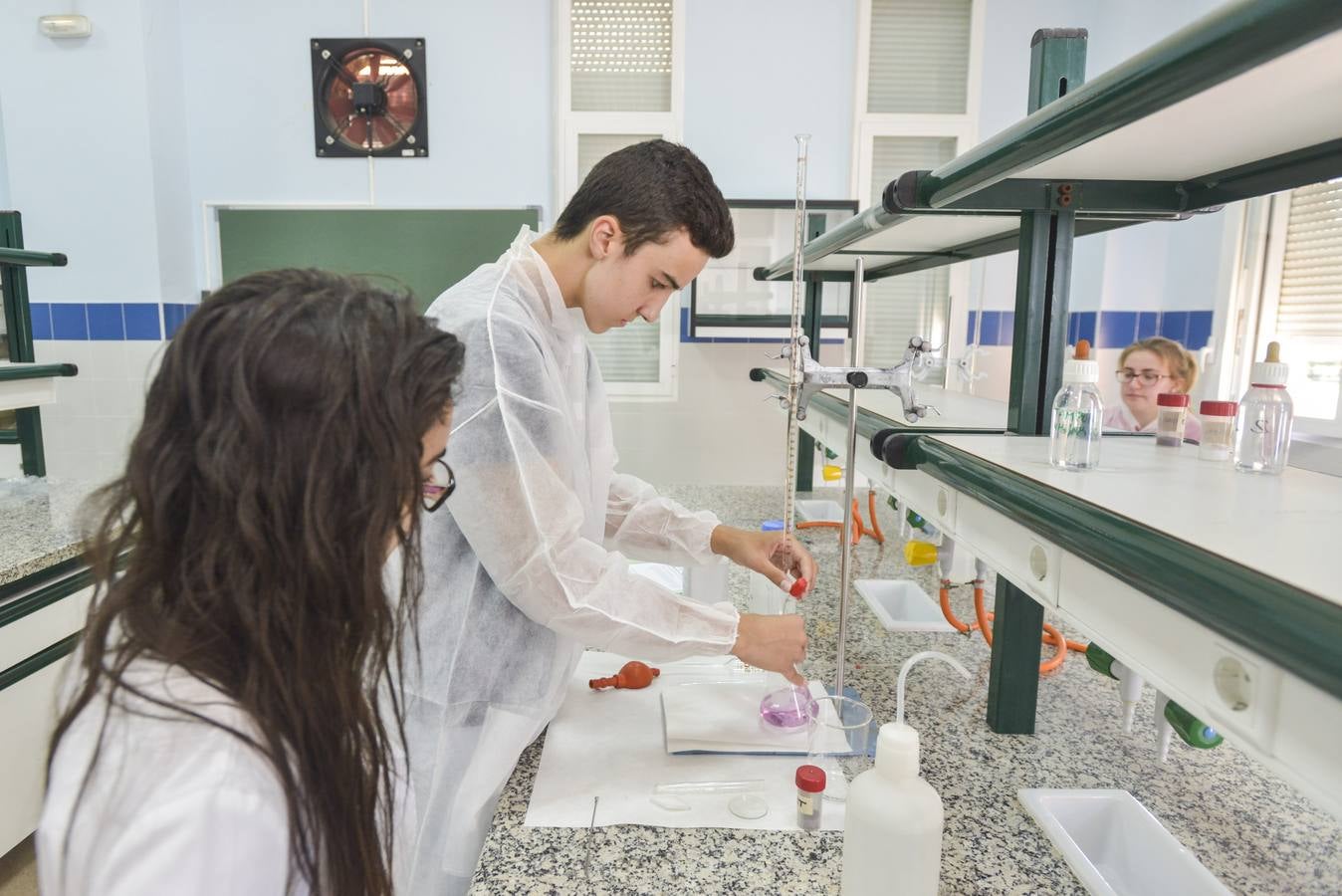 Sábado, 18 de julio: La Universidad de Extremadura organiza campus para incentivar a los menores con vocación científica. Fotografía: JV Arnelas