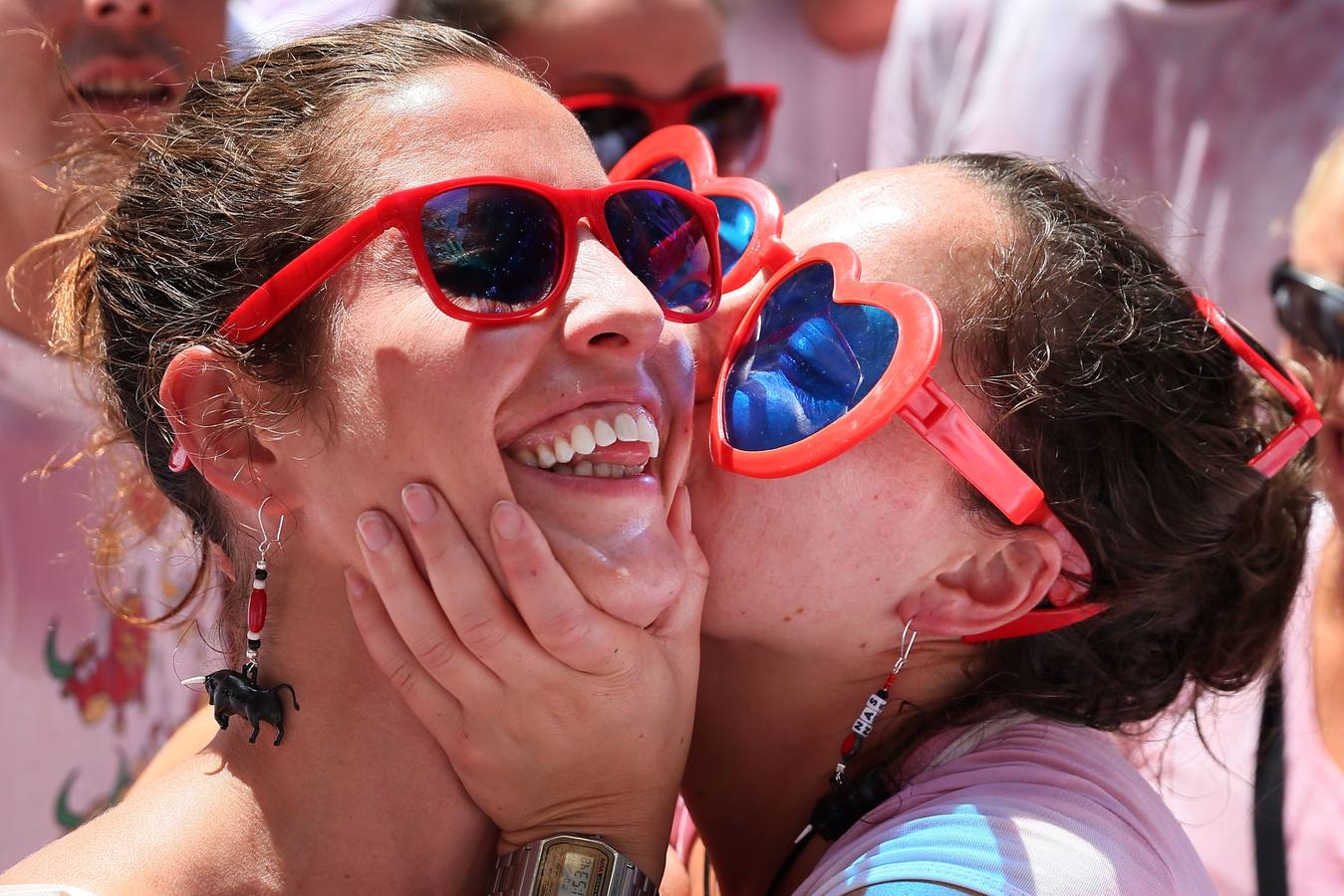 Dos mujeres se besan en la celebración de la 'Chupinazo' con motivo del comienzo del Fiesta de San Fermín