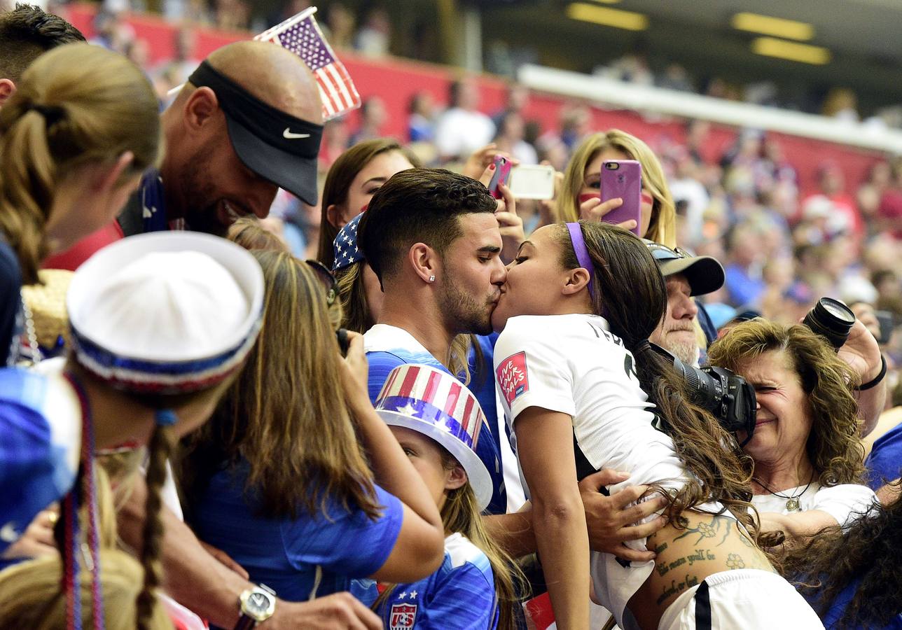 La delantera de la Selección de EE.UU, Sydney Leroux, besa a su marido Dom Dwyer después de ganar la final a Japón en la FIFA Womens World Cup de Vancouver