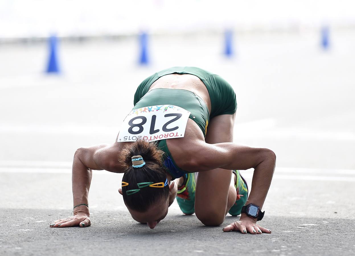 Adriana Da Silva de Brasil besa el suelo tras su segundo puesto y ganar una medalla de plata en la maratón de mujeres durante los juegos Pan Am 2015