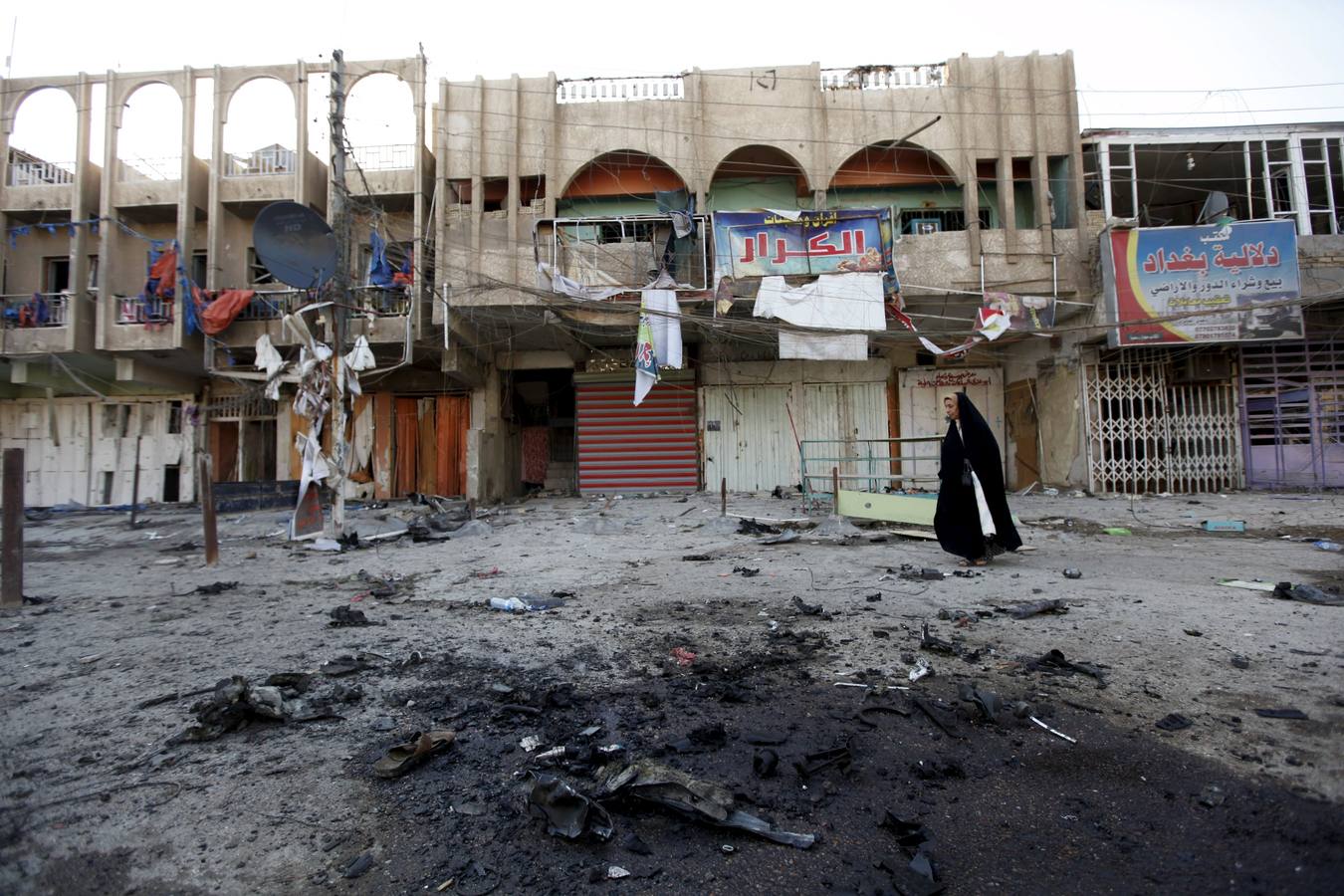 Limpieza del lugar de la explosión del coche bomba en Bagdad