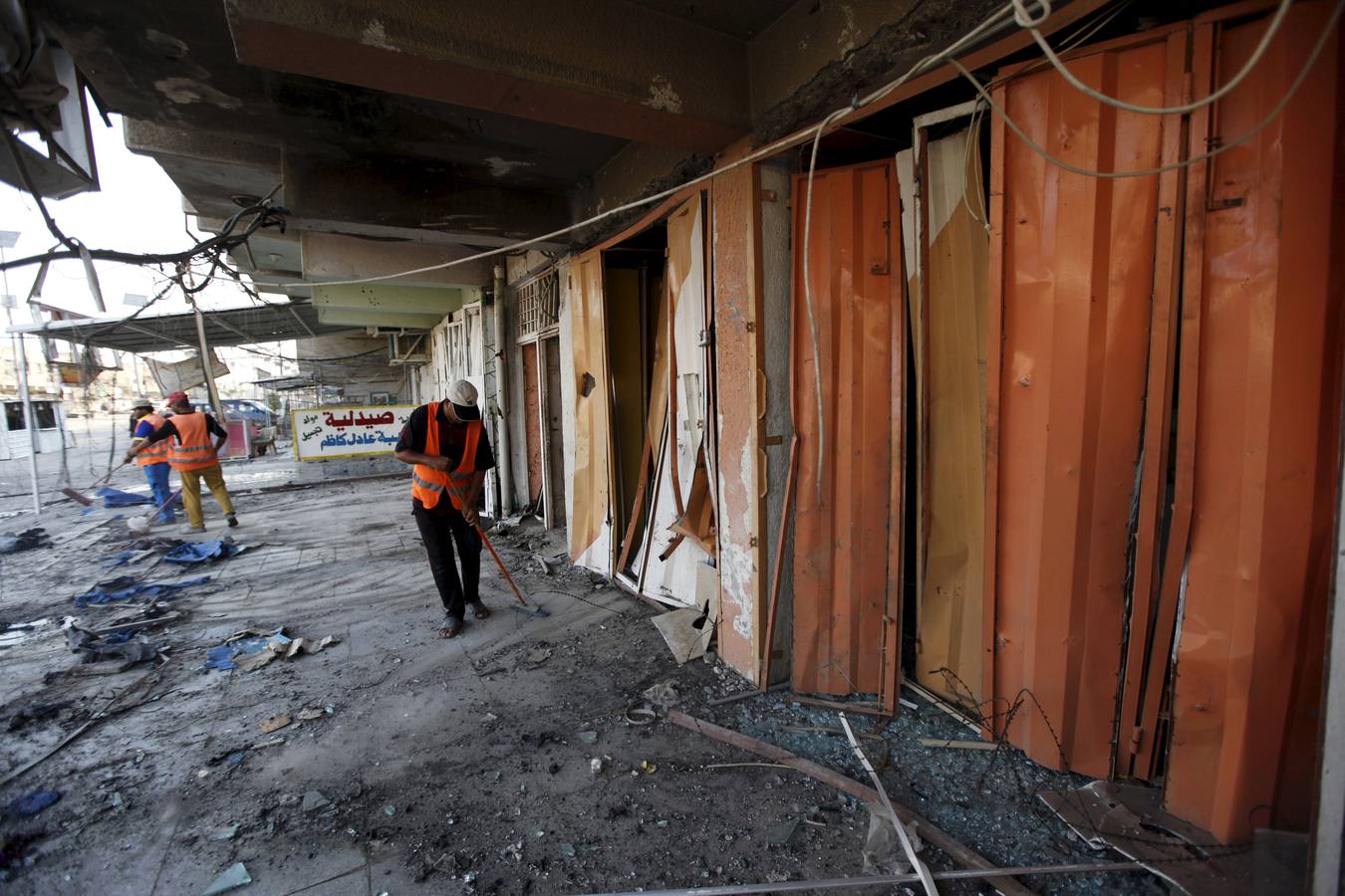 Limpieza del lugar de la explosión del coche bomba en Bagdad