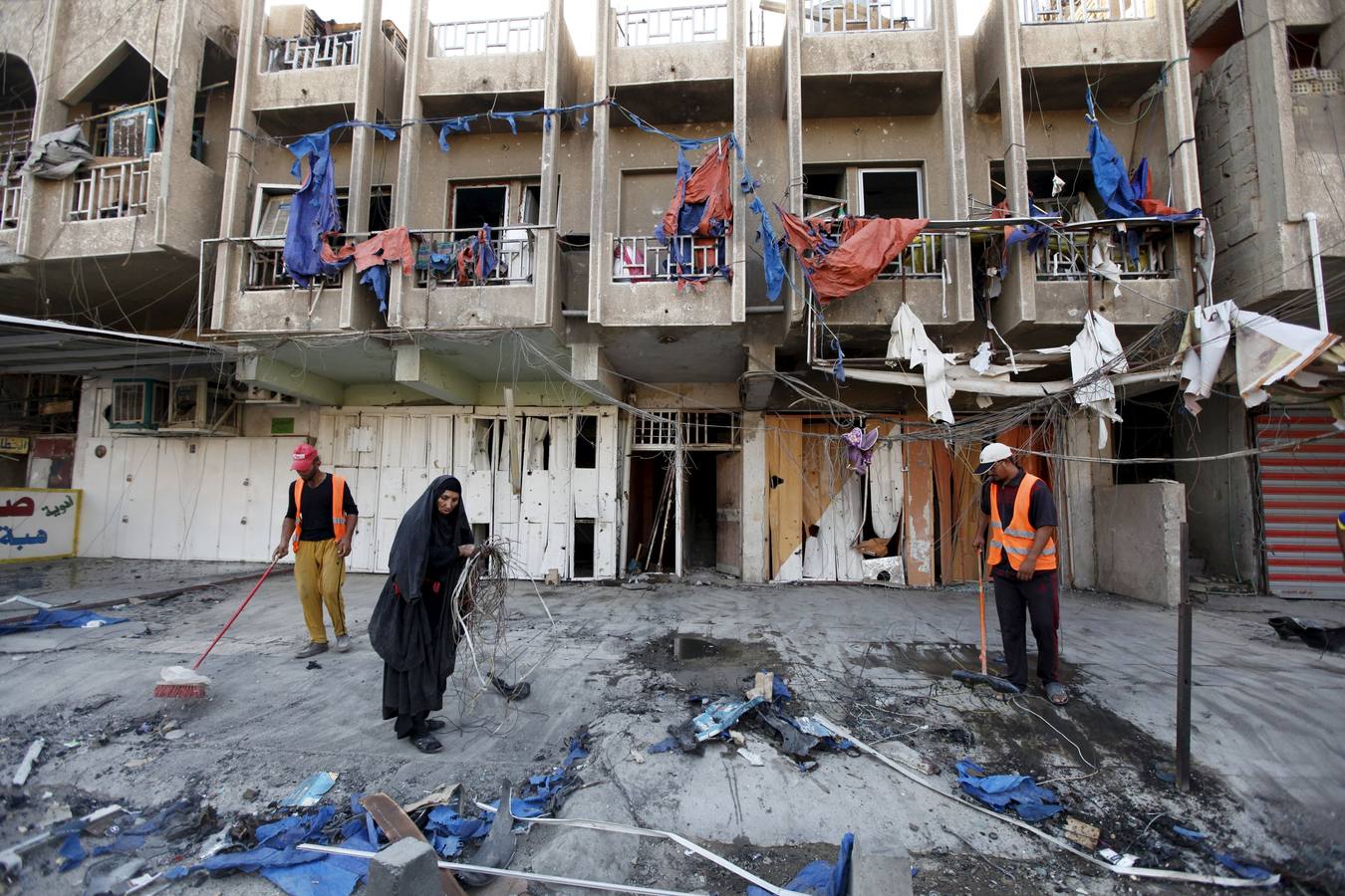 Limpieza del lugar de la explosión del coche bomba en Bagdad