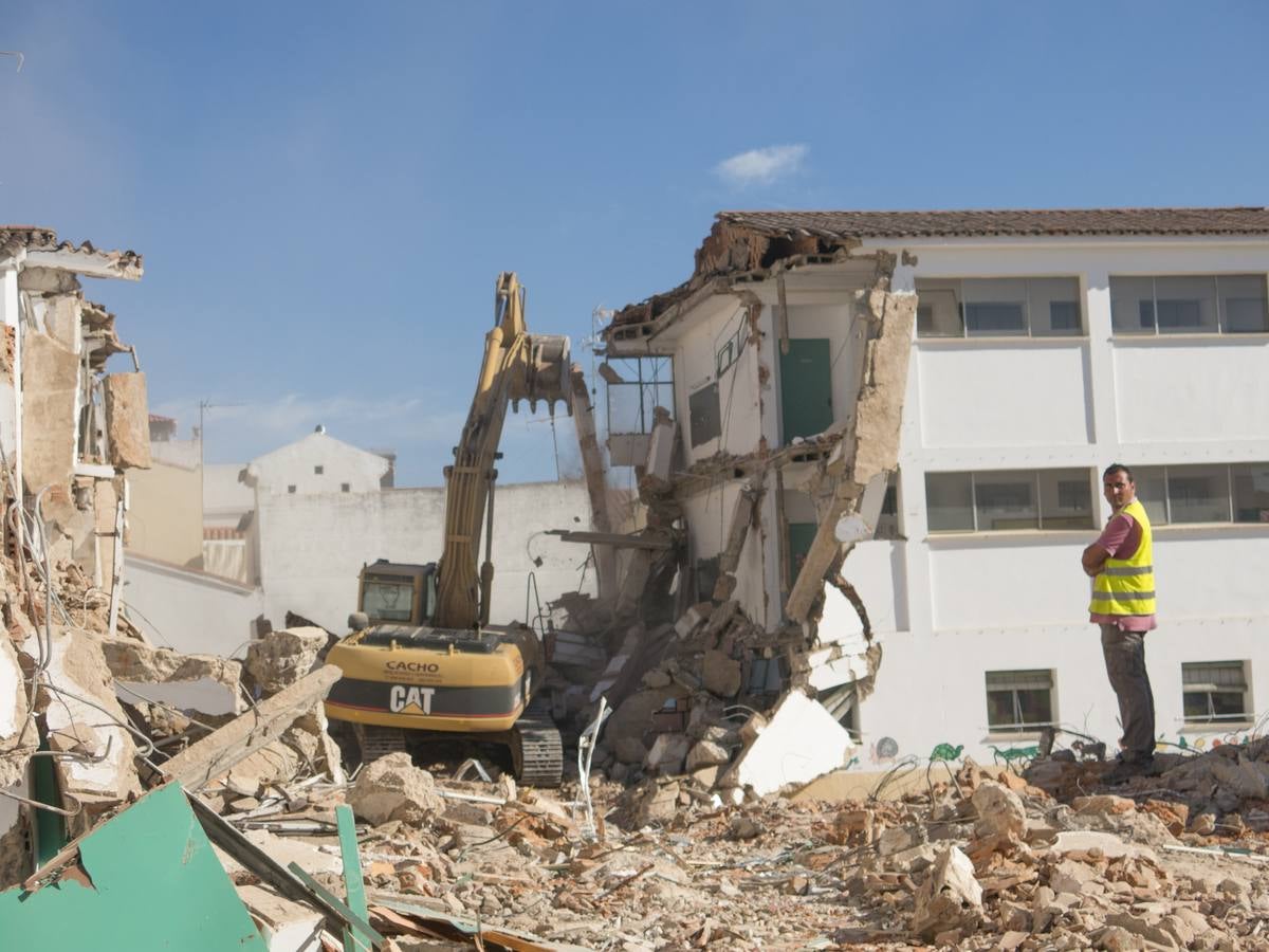 Lunes, 20 de julio. Vecinos de Pardaleras se acercaron a la calle Cordero para despedirse de uno de los edificios más emblemáticos para este barrio, su colegio de toda la vida, el Nuestra Señora de Bótoa. El inmueble ha sido demolido para dejar espacio a la nueva sede, que ha sido construida a solo unos metros, junto a la avenida Antonio Cuéllar Grajera. Fotografías: Pakopí