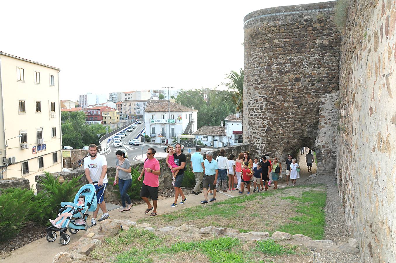 La barbacana de la muralla abre por el Martes Mayor