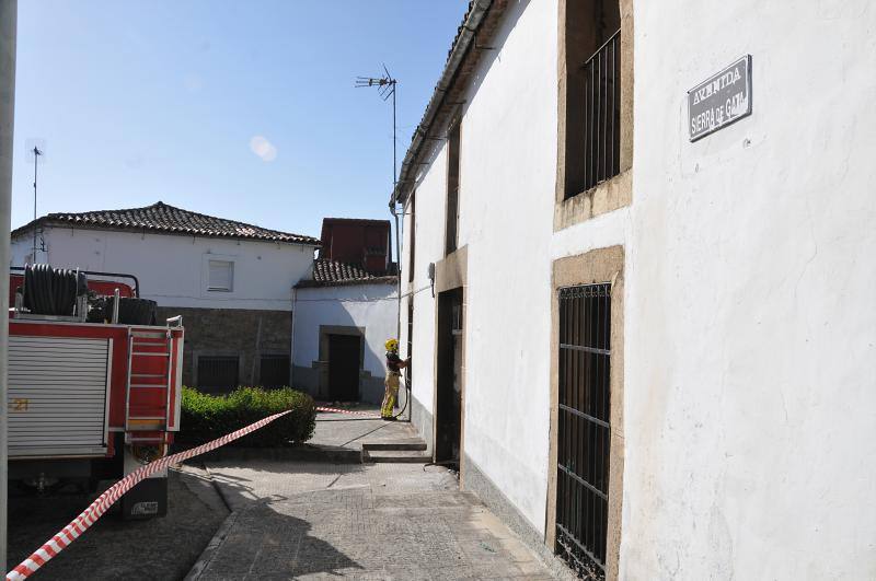 Un bombero del Sepei apaga el fuego en una casa de Hoyos