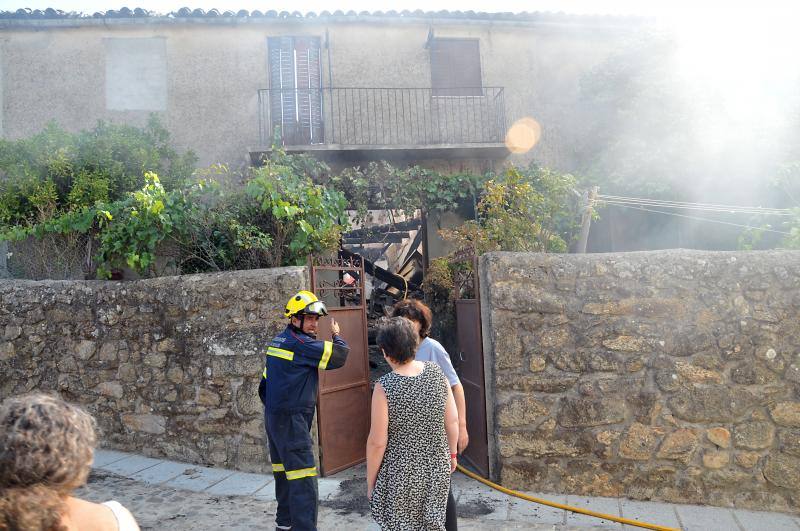 En la extinción  trabajan en la actualidad alrededor de 200 personas, 11 medios aéreos y 46 terrestres