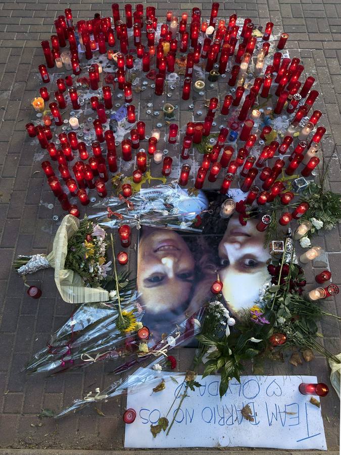 Muestras de condolencia en Cuenca por la muerte de las dos jóvenes.