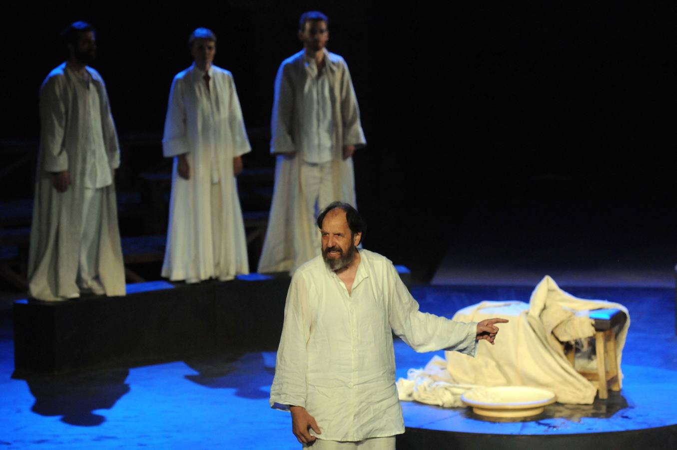 Sócrates, De Mario Gas y Alberto Iglesias con un reparto formado por José María Pou, Carles Canut, Amparo Pamplona, Borja Espinosa, Guillem Motos, Pep Molina, Ramon Pujol. Fotografía: JM Romero