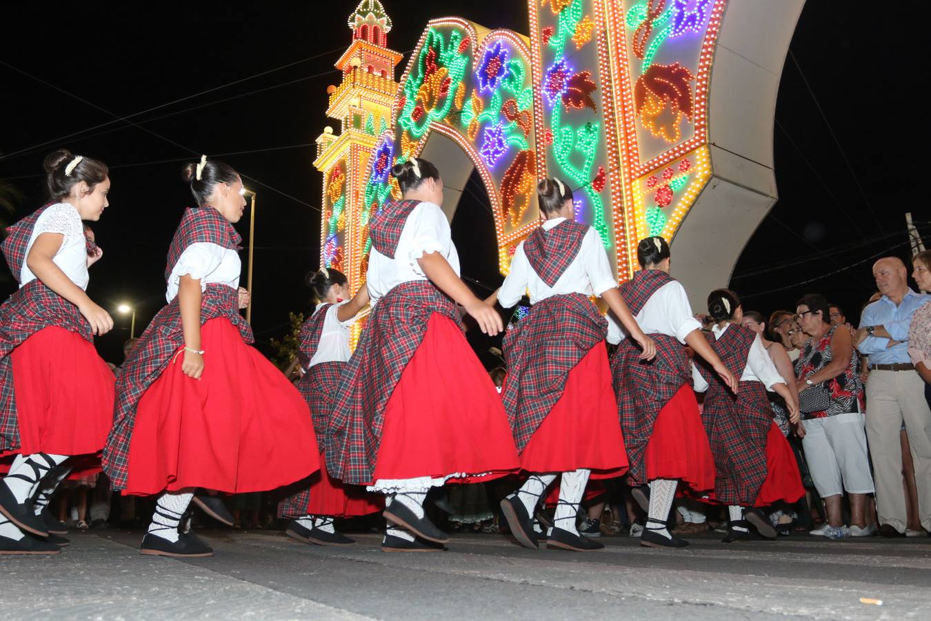 Lunes, 31 de agosto: La Feria de septiembre de Mérida arrancó de manera oficial con un vecino de la ciudad como principal protagonista. Evelio Gómez Tordesillas, como el representante vecinal más veterano de la antigua villa romana, fue el encargado de pulsar el botón para que el recinto ferial y su portada cobrara vida. Fotografía: JM Romero