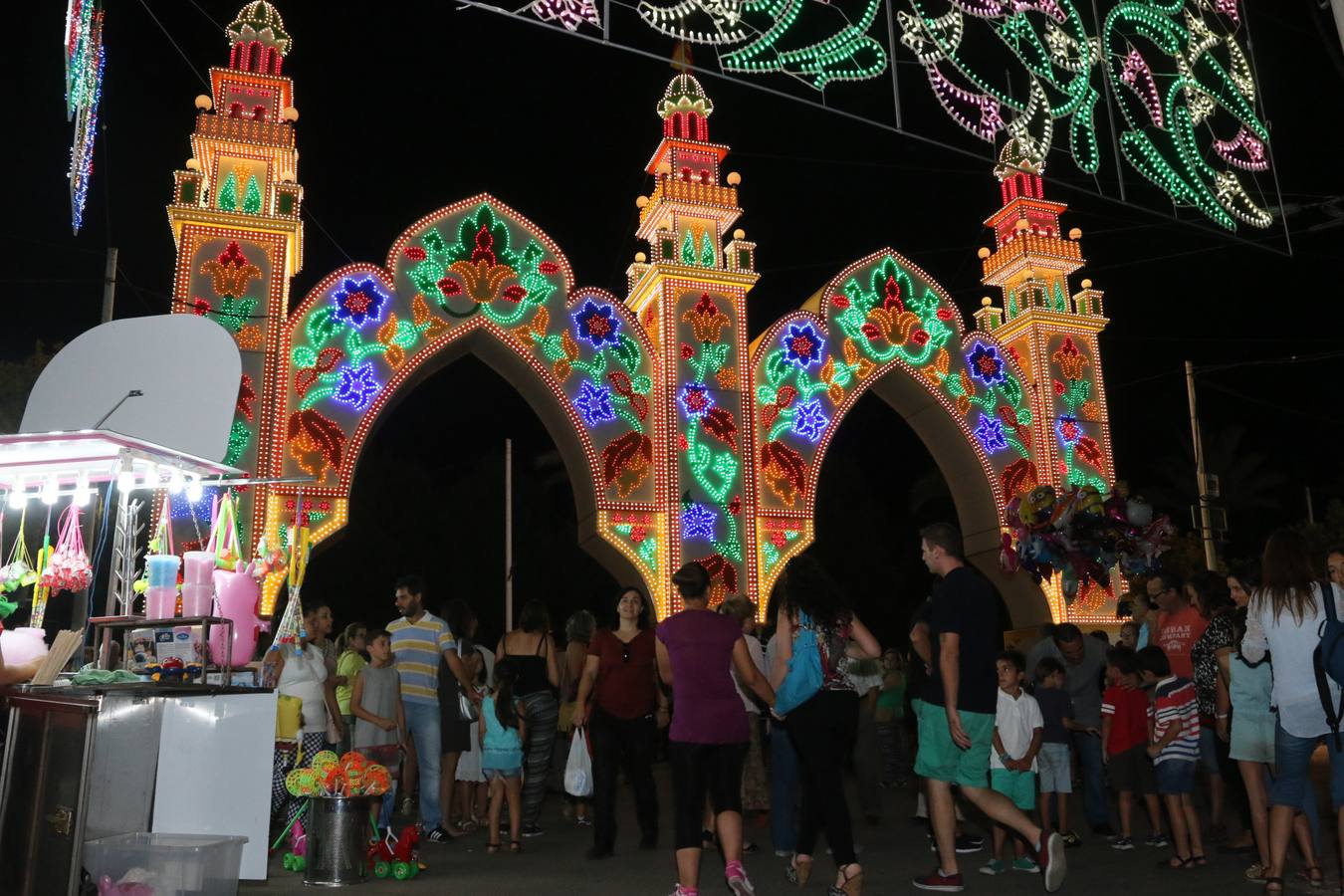 Lunes, 31 de agosto: La Feria de septiembre de Mérida arrancó de manera oficial con un vecino de la ciudad como principal protagonista. Evelio Gómez Tordesillas, como el representante vecinal más veterano de la antigua villa romana, fue el encargado de pulsar el botón para que el recinto ferial y su portada cobrara vida. Fotografía: JM Romero