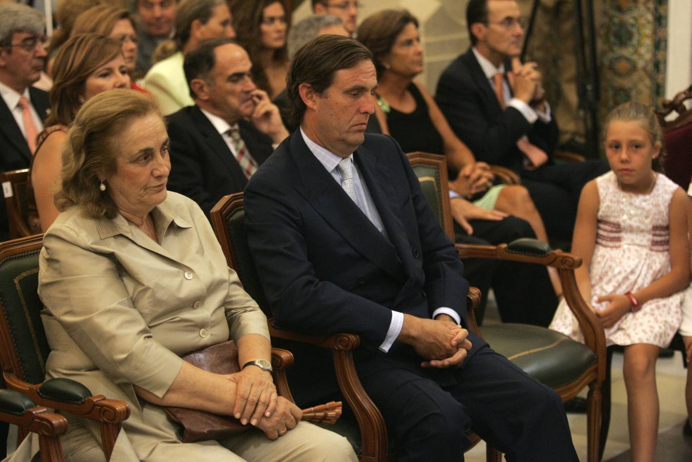 La mujer de Ruiz-Mateos, Teresa Rivero y uno de sus hijos en la ceremonia de nombramiento del empresario como Hijo Predilecto de Rota en 2006.