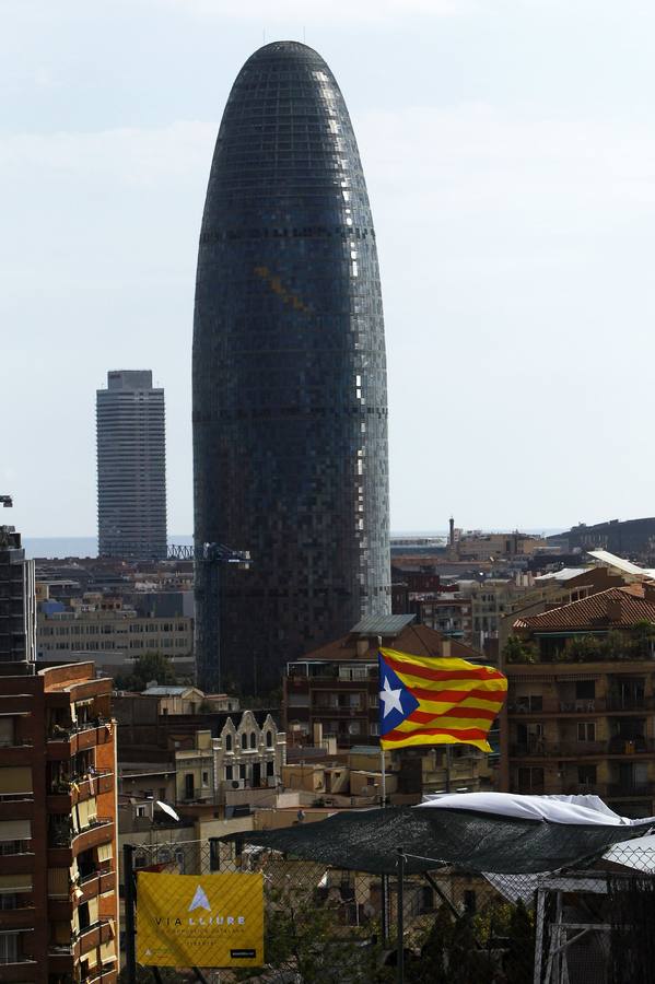 Banderas esteladas. Barcelona ha amanecido este 11 de septiembre con muchas banderas esteladas en los balcones y terrazas de las casas