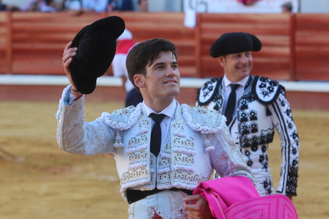 Perera y Garrido salen a hombros en Don Benito tras cortar seis orejas