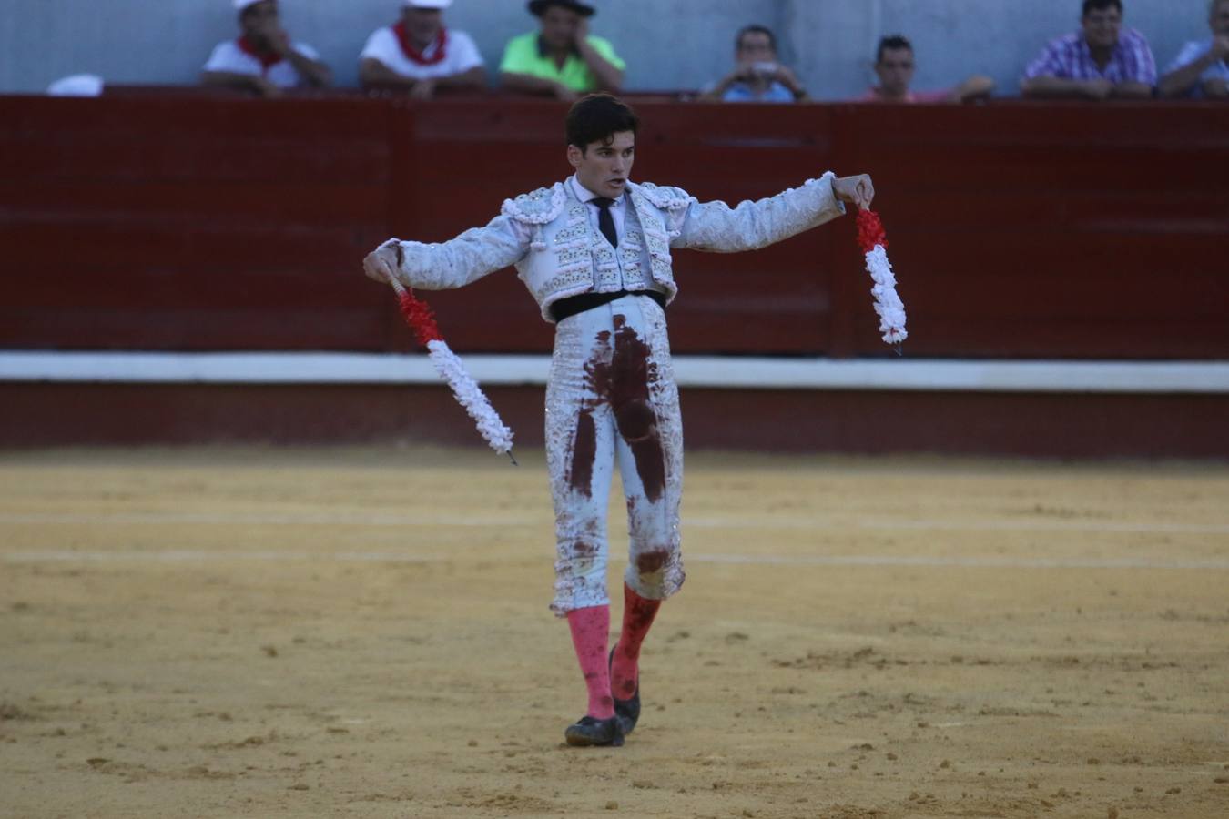 Perera y Garrido salen a hombros en Don Benito tras cortar seis orejas