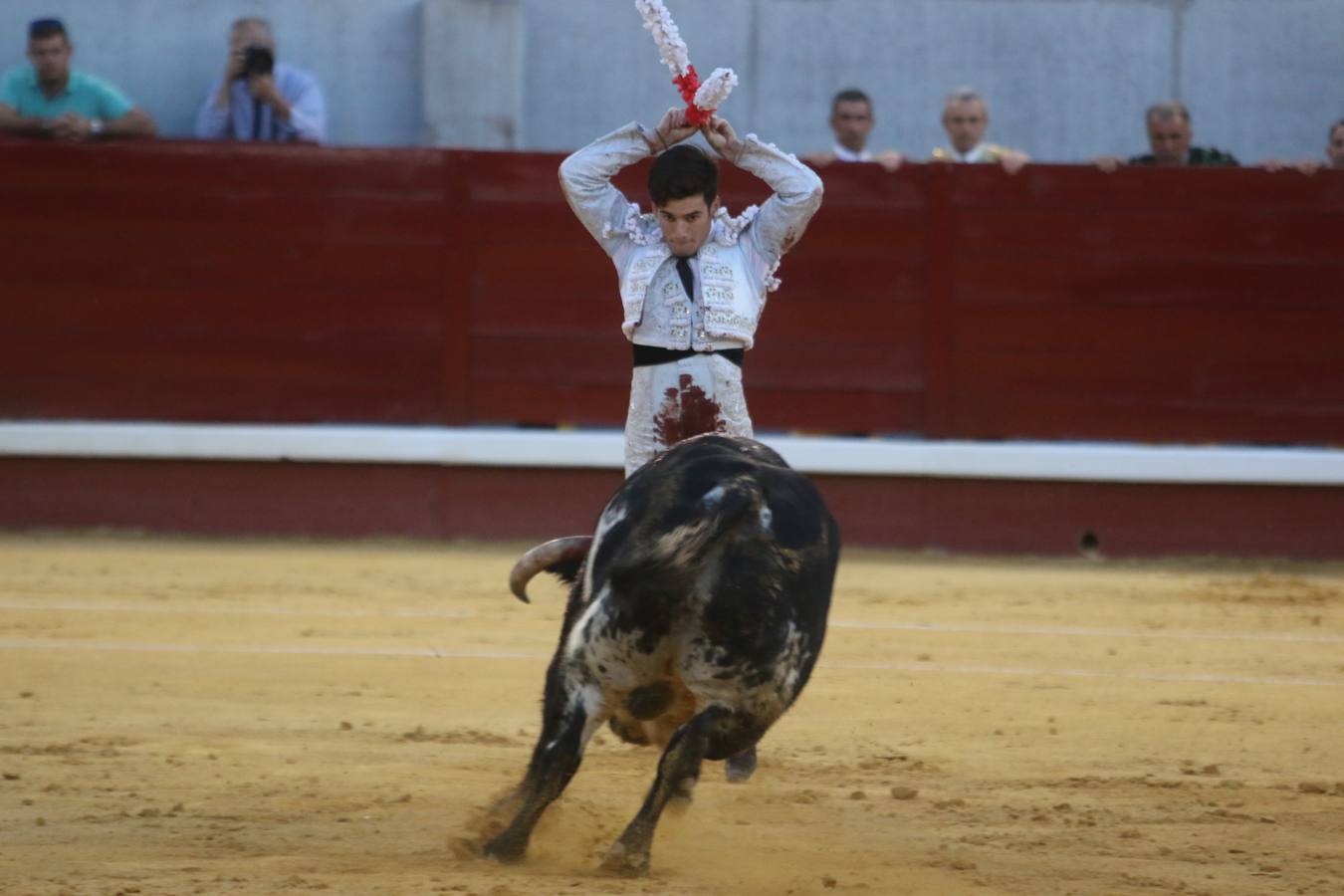 Perera y Garrido salen a hombros en Don Benito tras cortar seis orejas