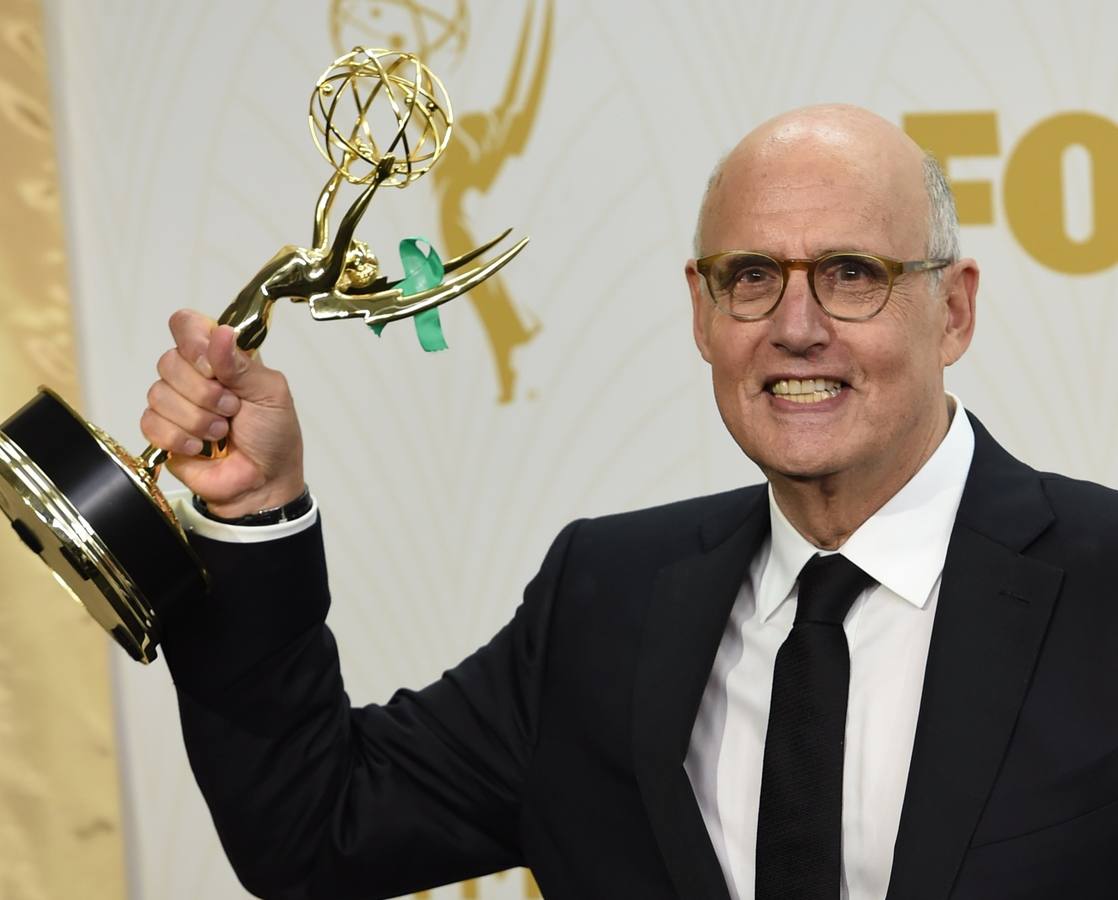 Jeffrey Tambor posa con el Emmy al mejor actor de comedia por 'Transparent'.