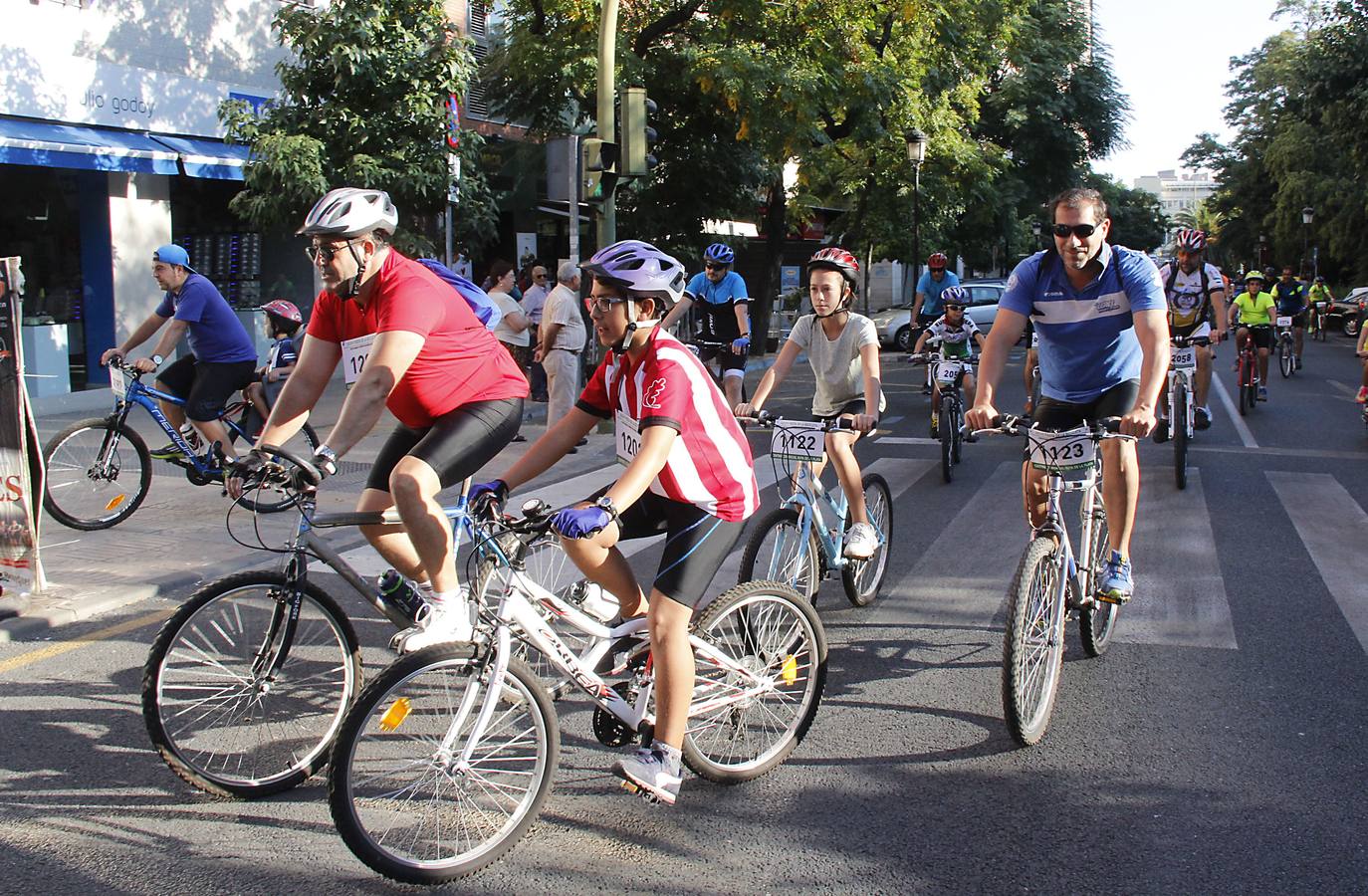 Miles de ciclistas disfrutan de la Fiesta de la Bicicleta