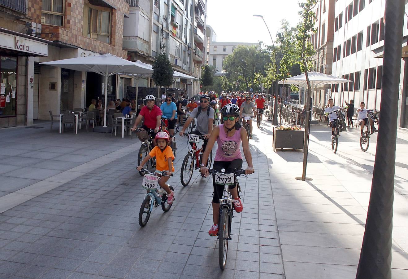 Miles de ciclistas disfrutan de la Fiesta de la Bicicleta