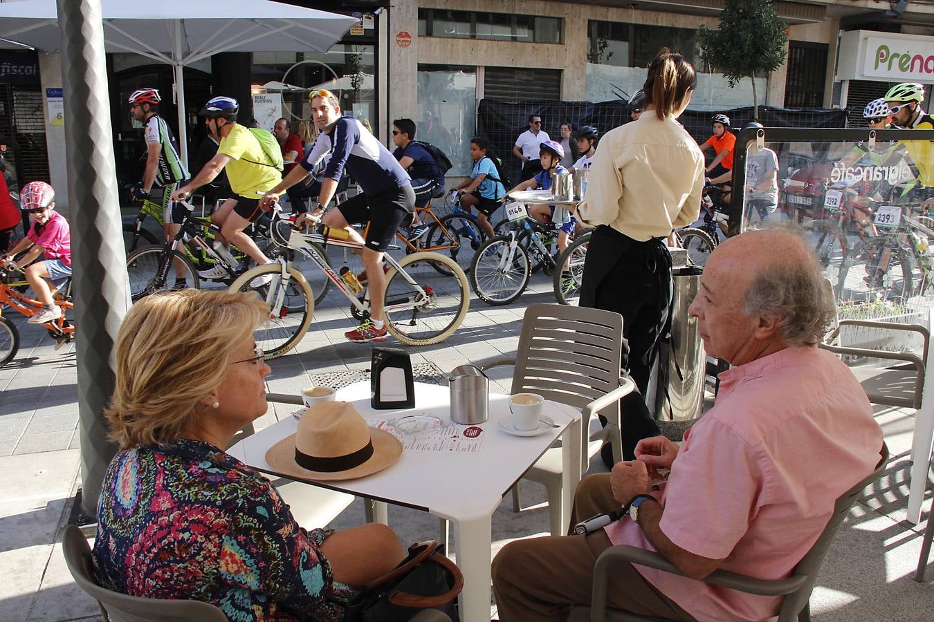 Miles de ciclistas disfrutan de la Fiesta de la Bicicleta