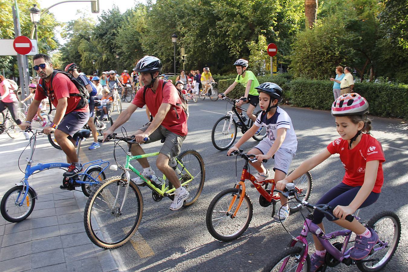 Miles de ciclistas disfrutan de la Fiesta de la Bicicleta