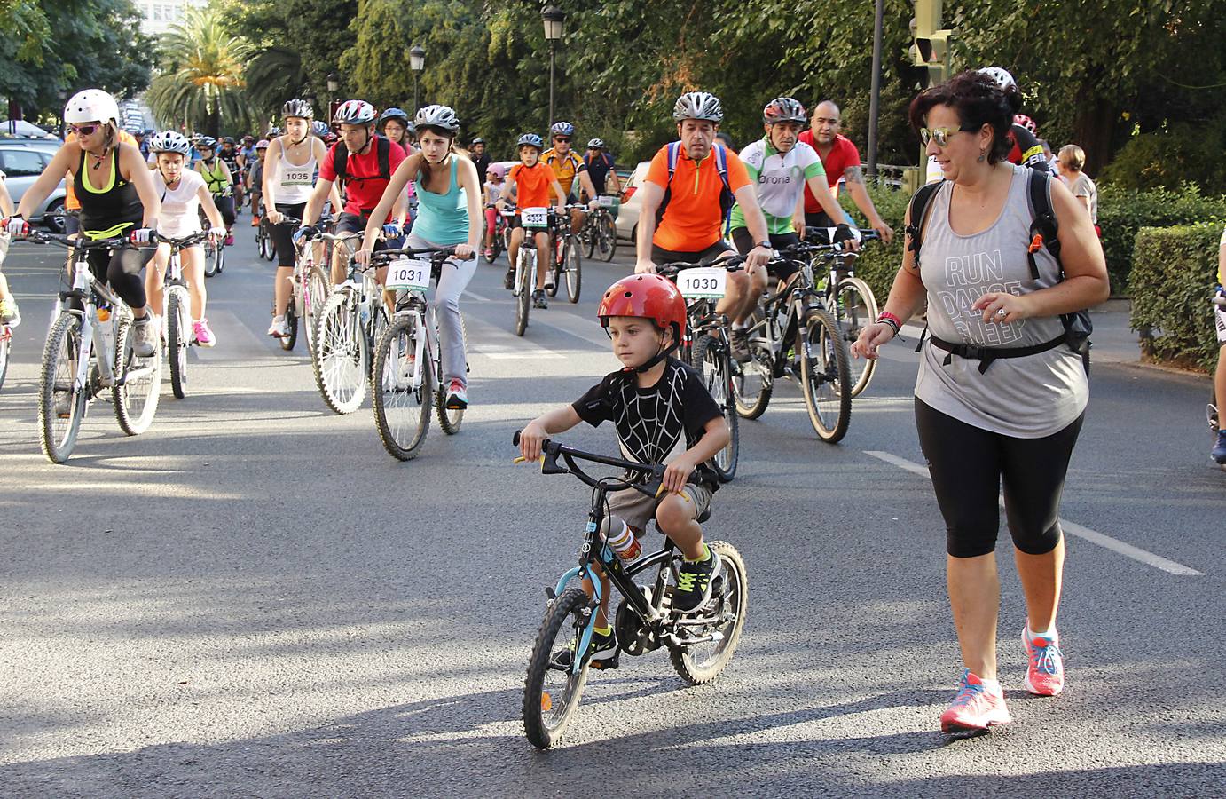 Miles de ciclistas disfrutan de la Fiesta de la Bicicleta