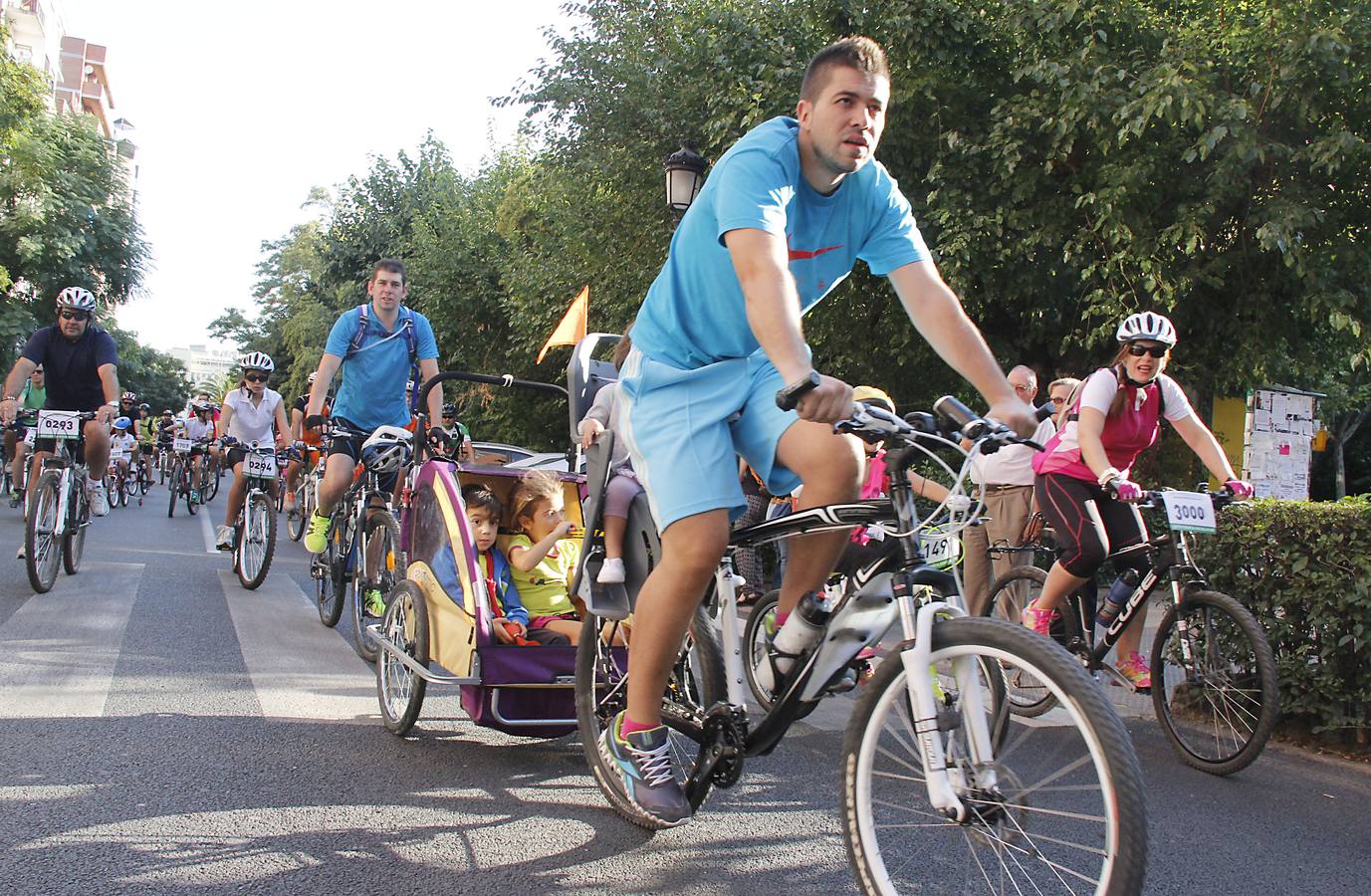 Miles de ciclistas disfrutan de la Fiesta de la Bicicleta