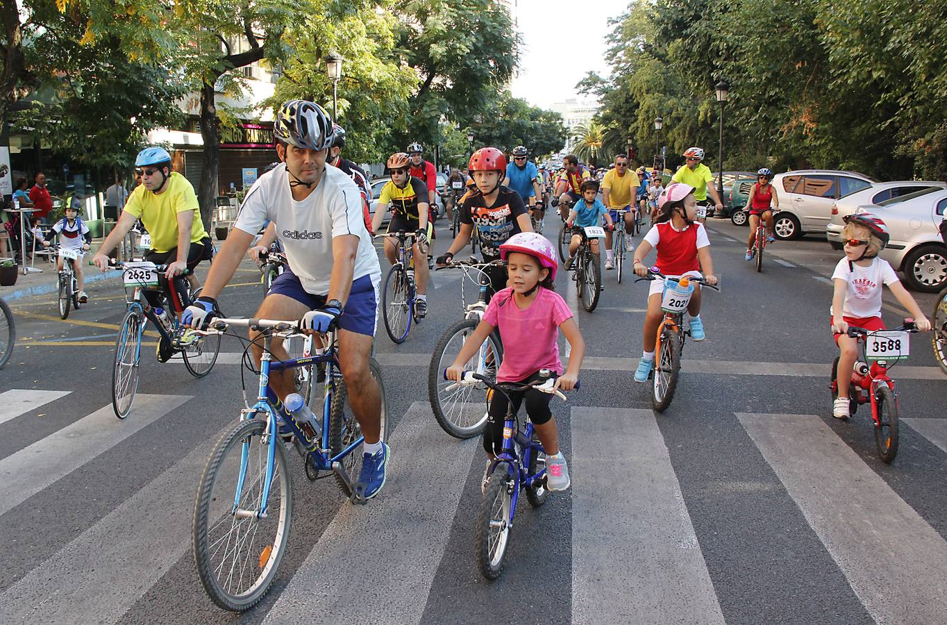 Miles de ciclistas disfrutan de la Fiesta de la Bicicleta