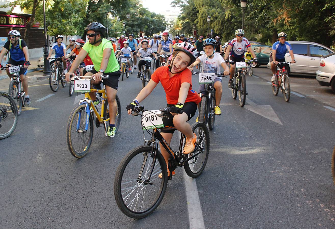 Miles de ciclistas disfrutan de la Fiesta de la Bicicleta